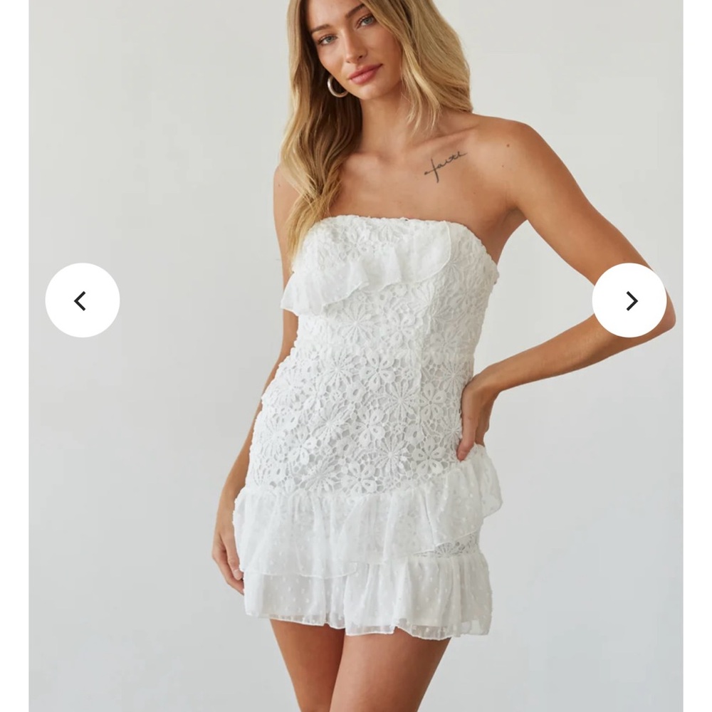 American threads Cece Strapless Lace Ruffle Tie Back
Mini Dress